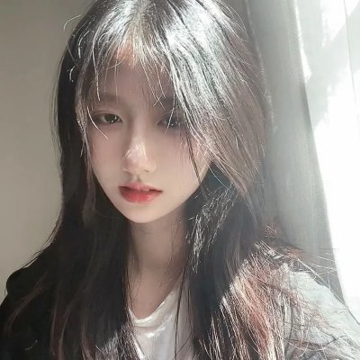 年轻女人